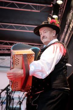 Presenetljiv odziv ob prvem dnevu praznovanja 50. Dnevov narodnih noš in oblačilne dediščine v Kamniku (49)